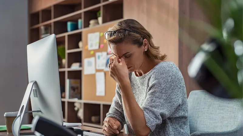 Puede ser muy estresante hablar en inglés tan a menudo por video conferencia.