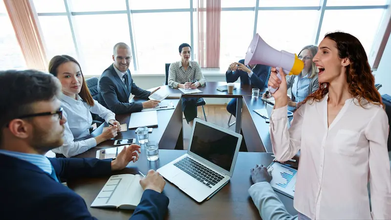 Ana encuentra dificultades para poder participar en una reunión de trabajo en inglés.