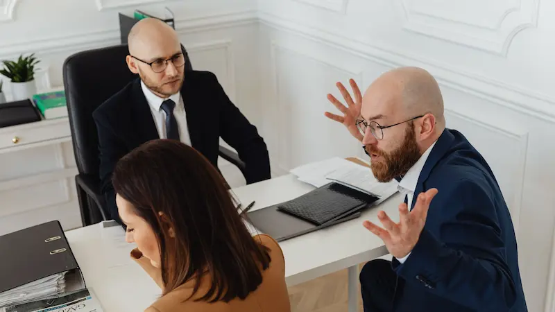 Thomas es muy impaciente en una reunión en Londres.